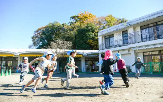 子どもの一人ひとりの、ありのままの姿を受入れ、可能性を引き出し、生き生きとした楽しい保育環境をつくります。保護者・地域の方々に、子育ての大切さや喜び・安心感を提供できるように努め、社会に貢献します。