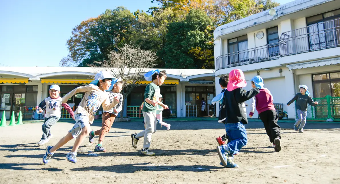 子どもの一人ひとりの、ありのままの姿を受入れ、可能性を引き出し、生き生きとした楽しい保育環境をつくります。保護者・地域の方々に、子育ての大切さや喜び・安心感を提供できるように努め、社会に貢献します。