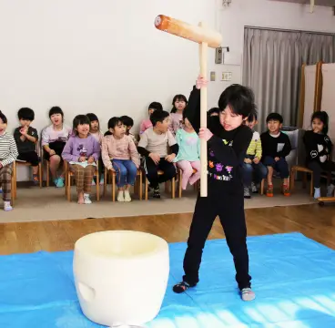 1月:もちつき大会 / 観劇会、2月:まめまき / 小学校訪問、3月:おわかれ園外保育（年長組） / おわかれ会食 / 卒園式